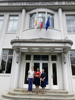 De gauche à droite : Juliette King ; Madame la Consule générale du Kansai Sandrine Mouchet ; Juliette Chevalier de l'Institut français au Japon